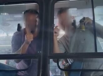 Assessor parlamentar e servidor da Educação de Pacaraima são flagrados ingerindo bebida alcóolica dentro de transporte escolar