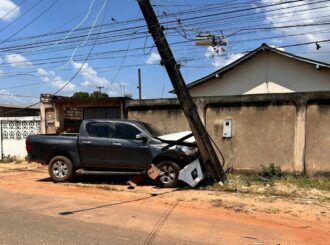Poste fica pendurado em fiação elétrica após acidente entre dois carros no bairro Asa Branca