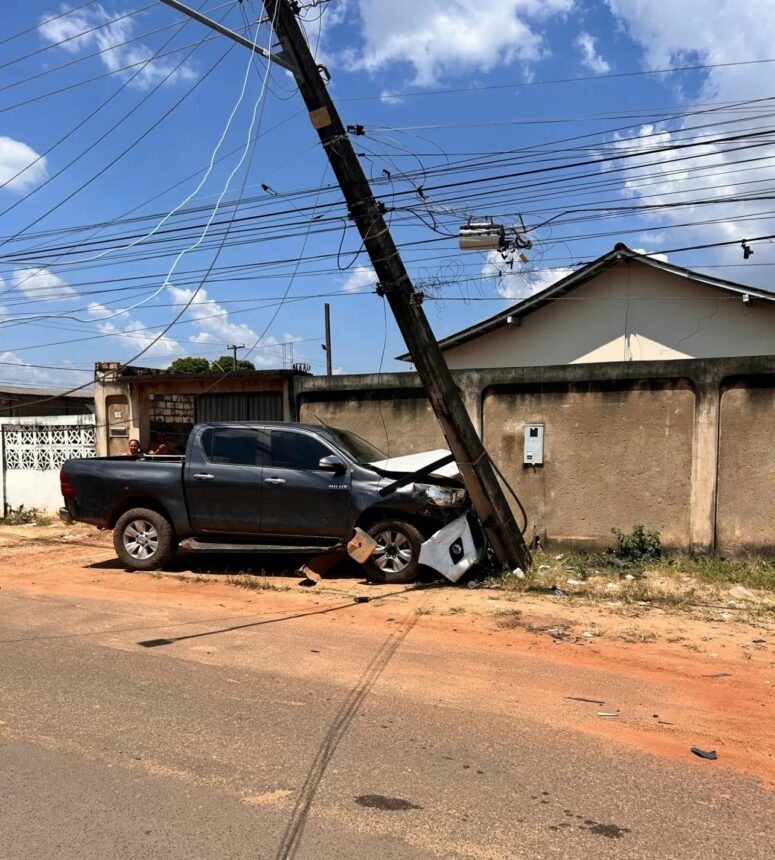 Poste fica pendurado em fiação elétrica após acidente entre dois carros no bairro Asa Branca