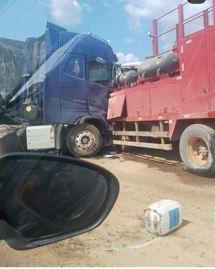 Caminhões batem de frente e motorista morre na região da Serra da Lua