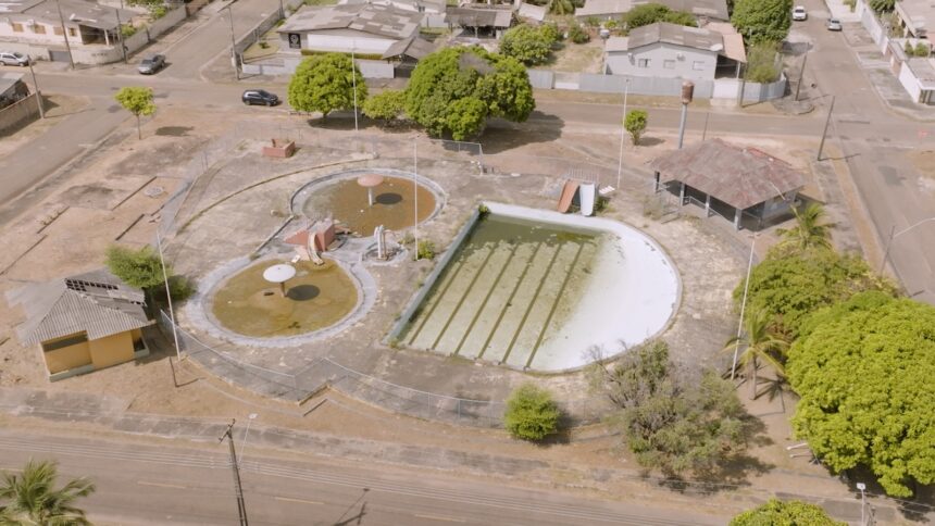 Com riscos à saúde, parque aquático do bairro Caçari segue abandonado pelo Governo