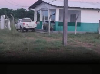 Pacientes indígenas são levados para atendimento pelo transporte escolar, após empresa contratada se negar a fazer a remoção em Normandia