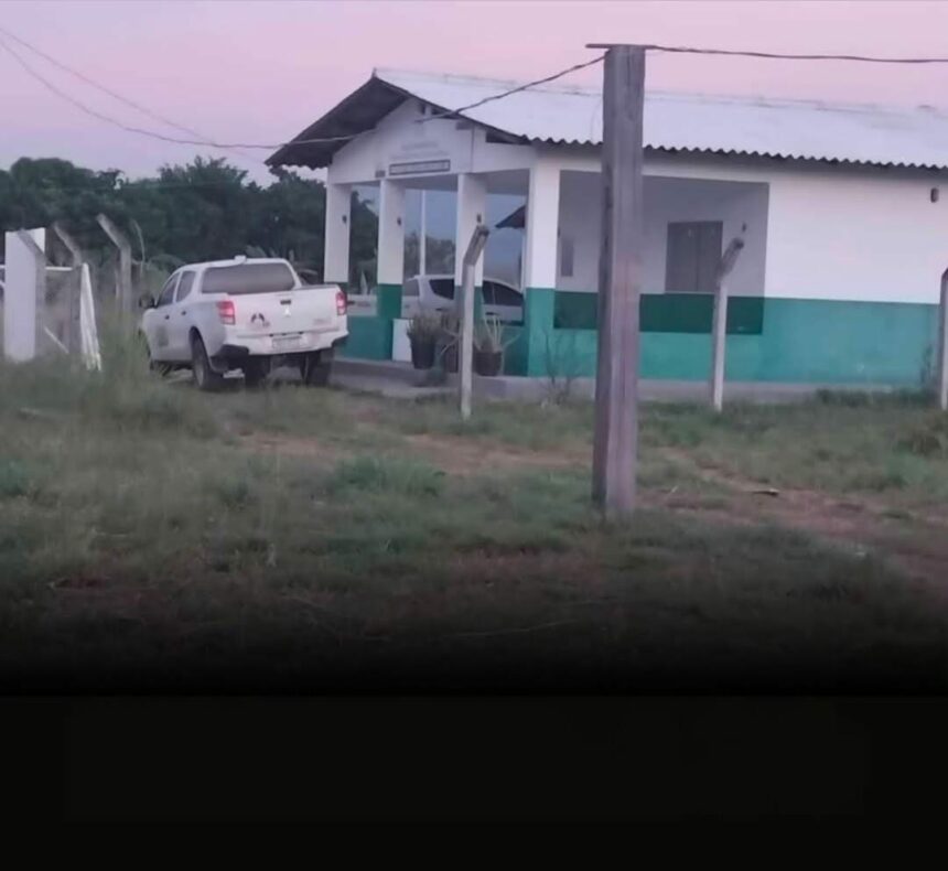 Pacientes indígenas são levados para atendimento pelo transporte escolar, após empresa contratada se negar a fazer a remoção em Normandia