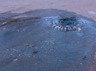 Moradores reclamam de esgoto estourado há mais de duas semanas no bairro Cauamé
