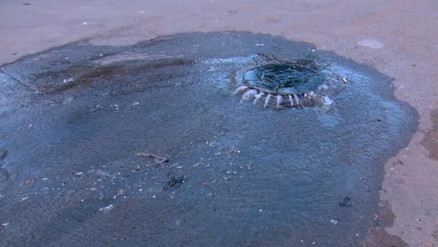 Moradores reclamam de esgoto estourado há mais de duas semanas no bairro Cauamé