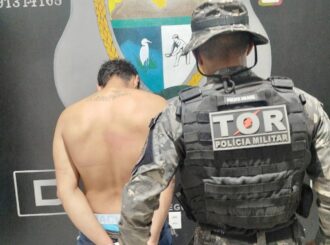 Jovem foragido da Justiça por violência doméstica é preso em bar no bairro Nova Cidade