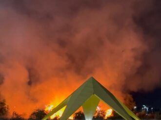 Incêndio atinge vegetação atrás de praça interativa em Boa Vista; veja vídeo