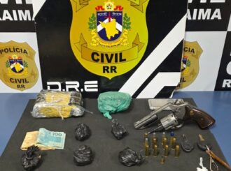 Homem tenta se esconder no forro de casa e é preso durante operação contra tráfico de drogas em Boa Vista