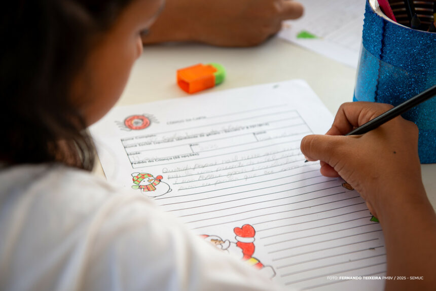 Crianças de projetos sociais escrevem cartas para o “Papai Noel dos Correios”