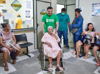 Mulher mais idosa de Caroebe percorre 13km de ambulância para tirar nova identidade em mutirão do Incra no município