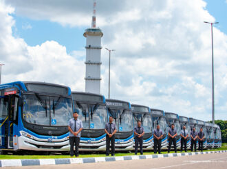 Prefeitura entrega 18 novos ônibus para reforçar frota de transporte público na capital