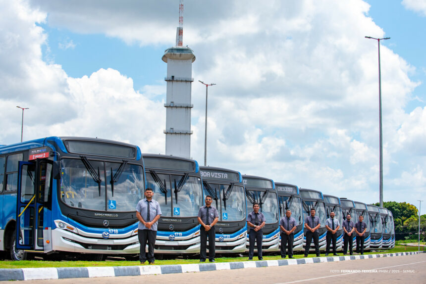 Prefeito Arthur Henrique entrega 18 novos ônibus para reforçar frota na capital