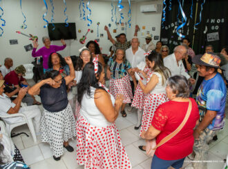 Integrantes do Cabelos de Prata revivem alegria dos anos 60 em baile temático  