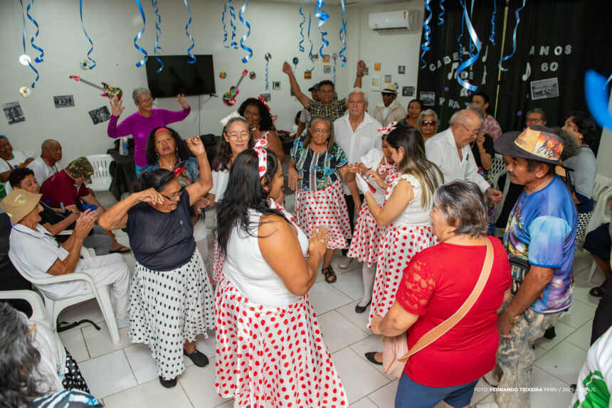 Integrantes do Cabelos de Prata revivem alegria dos anos 60 em baile temático  