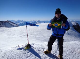 Alpinista brasileiro mais velho a alcançar o cume do Everest ministra palestra na UERR