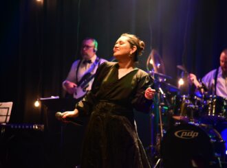 ‘Dona’: espetáculo transforma histórias reais de dor e renascimento feminino em arte e solidariedade