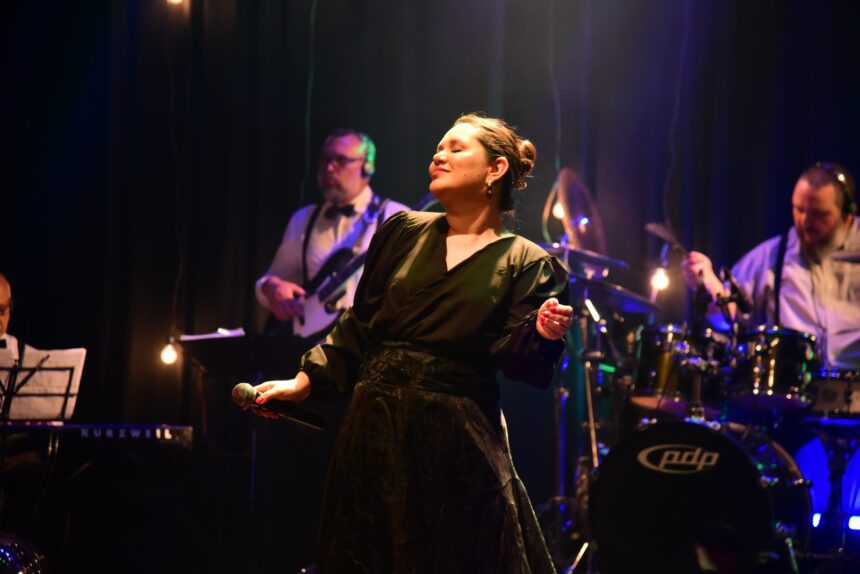 ‘Dona’: espetáculo transforma histórias reais de dor e renascimento feminino em arte e solidariedade