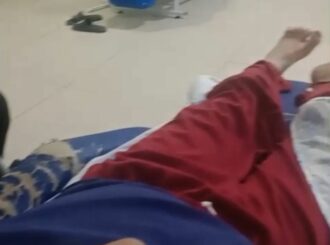 Idoso com pneumonia espera há mais de um dia por leito em cadeira quebrada no Hospital Geral de Roraima, diz denúncia