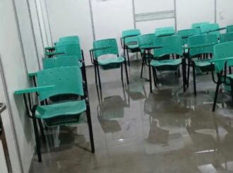 Chuva invade ‘escola de lona’ e aulas são suspensas; veja vídeo