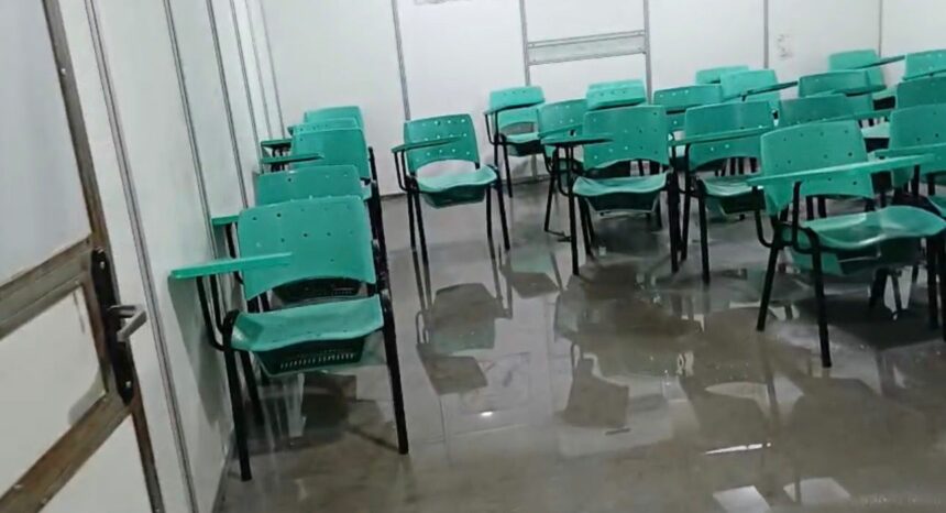 Chuva invade ‘escola de lona’ e aulas são suspensas; veja vídeo
