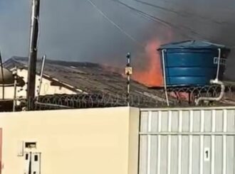 Mãe é presa em RR por abandono de incapaz após filho morrer carbonizado durante incêndio em residência