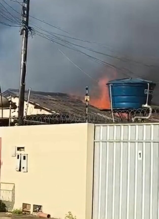 Mãe é presa em RR por abandono de incapaz após filho morrer carbonizado durante incêndio em residência