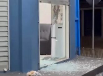 Jovem sofre tentativa de homicídio enquanto buscava esposa no trabalho no bairro Cauamé