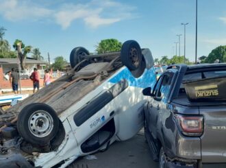 Motorista fica ferido após bater contra carretinha de carro no bairro Dos Estados