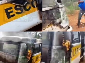 Kombi de transporte escolar do Governo do Estado pega fogo em vicinal no Sul de Roraima