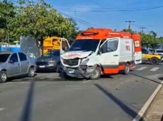 Mulher fica presa às ferragens de carro após acidente com ambulância do Samu em Boa Vista