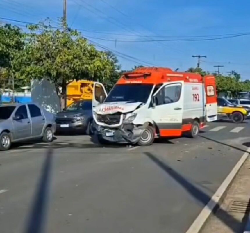 Mulher fica presa às ferragens de carro após acidente com ambulância do Samu em Boa Vista