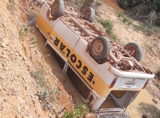 Kombi de transporte escolar capota com alunos em vicinal no Cantá