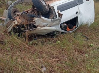 Motorista fica preso às ferragens após capotar carro na RR-205