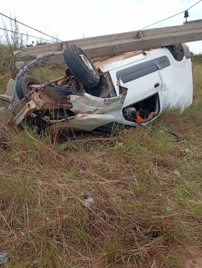 Motorista fica preso às ferragens após capotar carro na RR-205