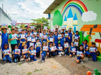 Mais de 70 alunos de escola municipal do P.A Nova Amazônia realizam dia de autógrafos