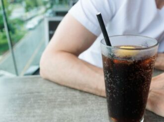 Beber refrigerante todo dia aumenta risco de gordura no fígado, aponta estudo