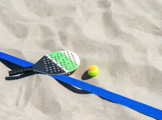 Projeto oferece aulas gratuitas de beach tennis para crianças e adolescentes em Boa Vista