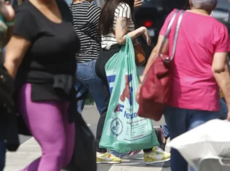 Censo 2022: mulheres têm mais estudo, mas ganham menos que homens