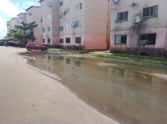 Esgoto estourado causa transtorno no residencial Vila Jardim em Boa Vista; veja vídeo