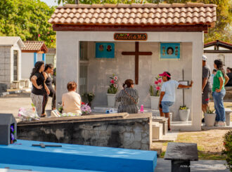Dia de Finados reúne centenas de visitantes no Cemitério Municipal