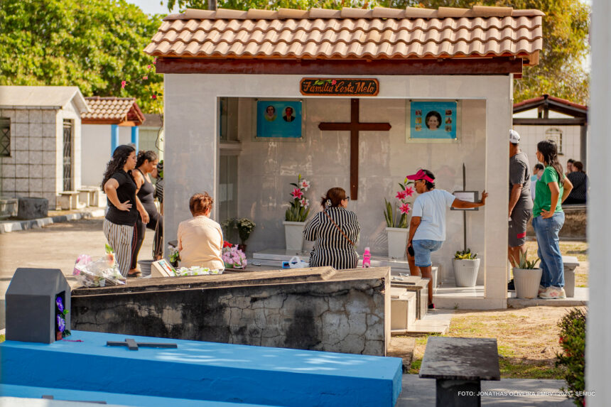 Dia de Finados reúne centenas de visitantes no Cemitério Municipal