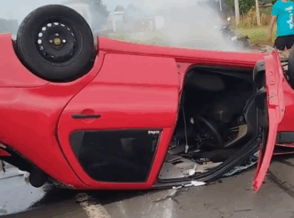 Jovem fica ferido após carro capotar ao bater em caminhão na BR-174, em Boa Vista