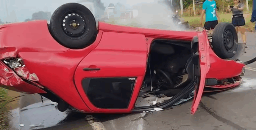 Jovem fica ferido após carro capotar ao bater em caminhão na BR-174, em Boa Vista