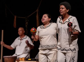 Periferia de Manaus recebe espetáculo roraimense sobre ancestralidade indígena