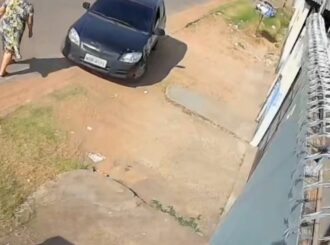 Motociclista fica ferido após bater contra carro em rua do bairro Dr. Silvio Leite, em Boa Vista