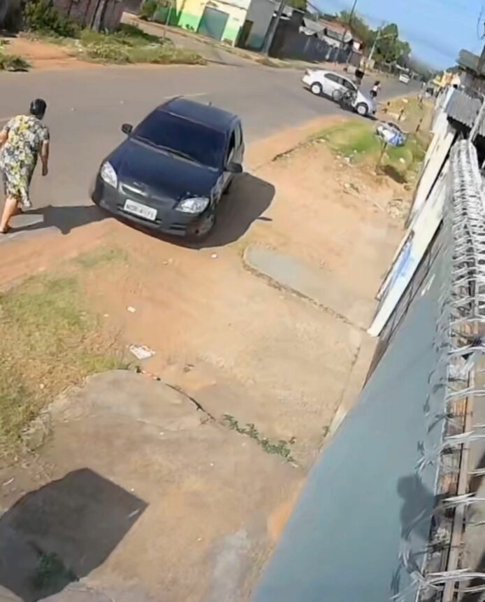 Motociclista fica ferido após bater contra carro em rua do bairro Dr. Silvio Leite, em Boa Vista