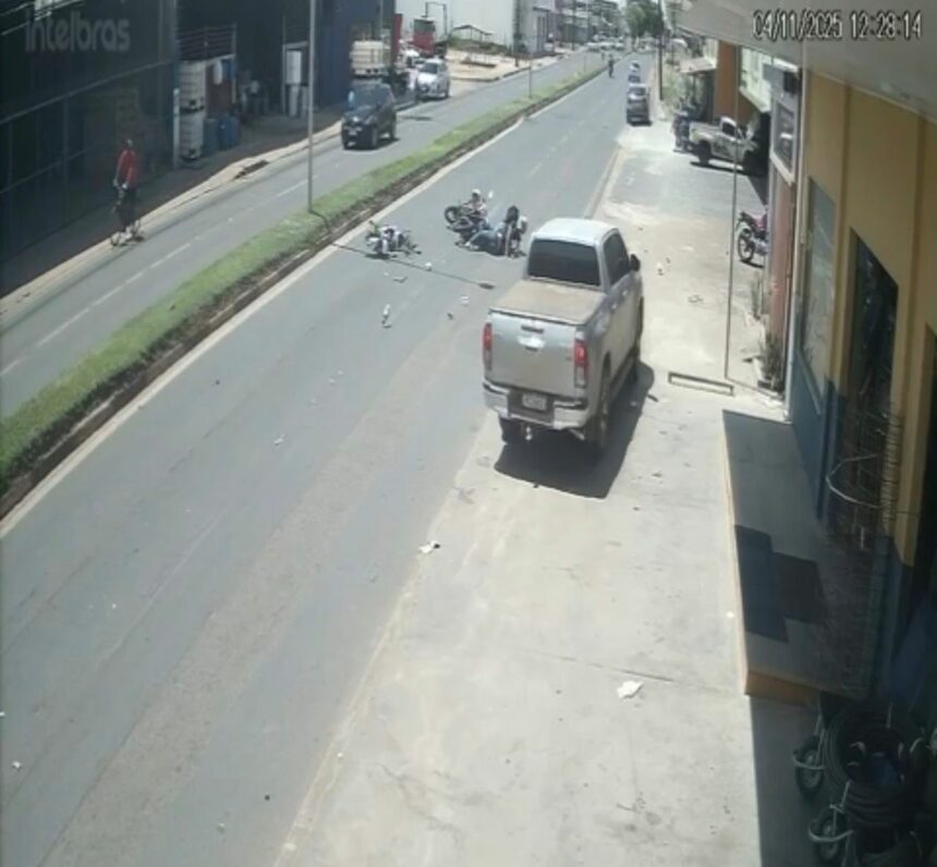 Vídeo mostra momento em que moto elétrica é atingida ao tentar cruzar avenida de Boa Vista