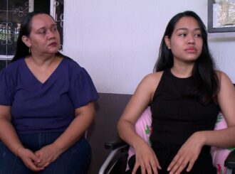 Família de jovem que perdeu movimento das pernas precisa de ajuda para se manter em Fortaleza durante busca de diagnóstico