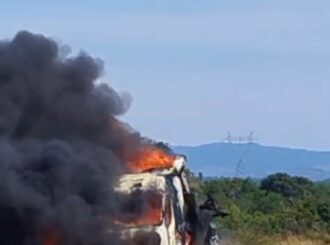 Ambulância pega fogo durante transporte de paciente na BR-174; veja vídeo