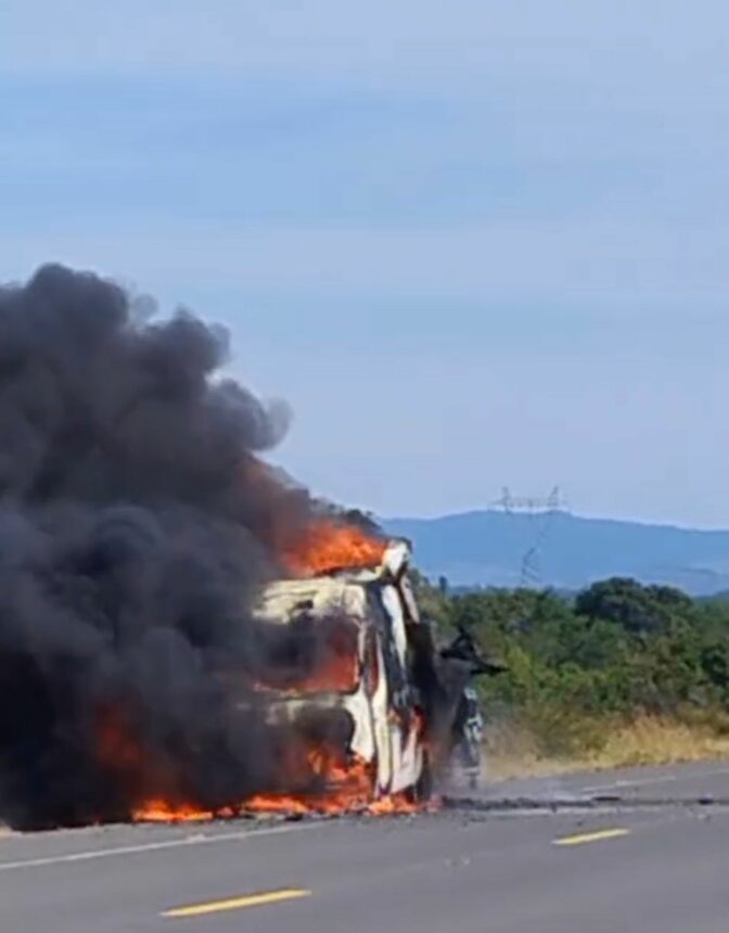 Ambulância pega fogo durante transporte de paciente na BR-174; veja vídeo